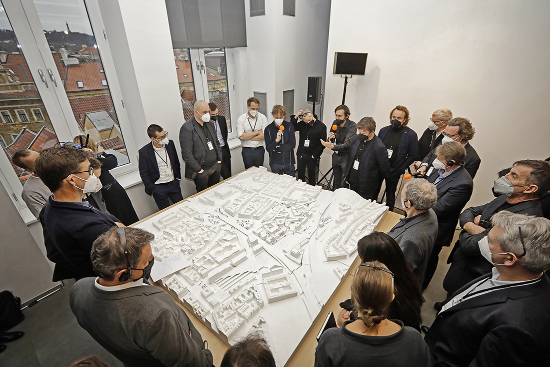 Porota mezinárodní urbanistické soutěže Florenc21 posuzuje jeden z návrhů, Staroměstská radnice v Praze 30. listopadu 2021, foto: Libor Fojtík